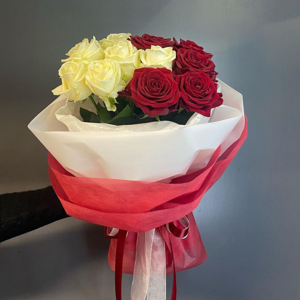Букет цветов «11 роз белые и красные»
