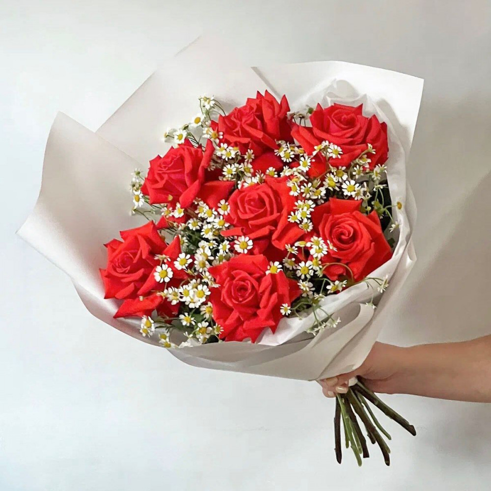 Букет цветов «Букет из ромашек и красных роз» - фото 3