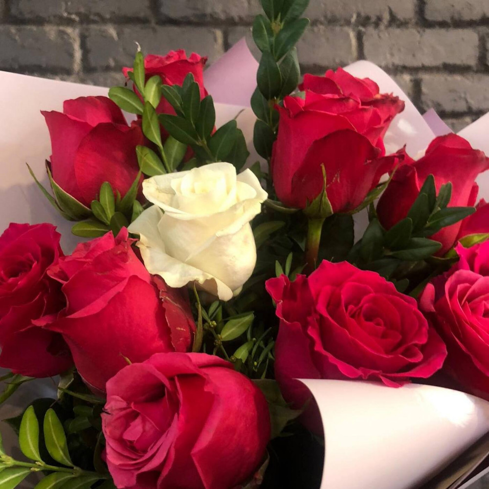 Букет цветов «Букет из красных роз с зеленью» - фото 2