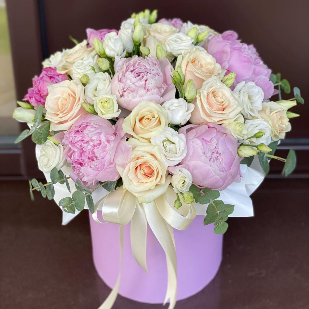 Букет цветов «Коробка с пионами и розами»