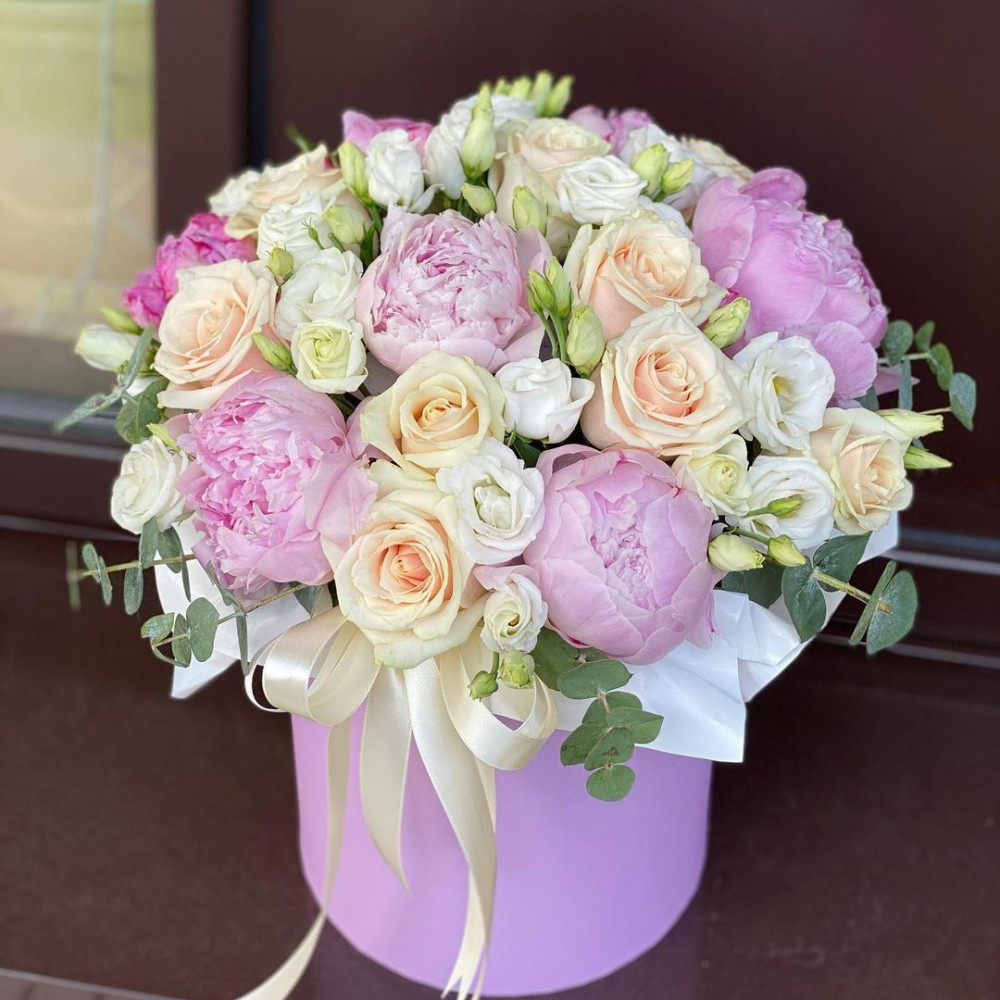 Букет цветов «Коробка с пионами и розами» - фото 2