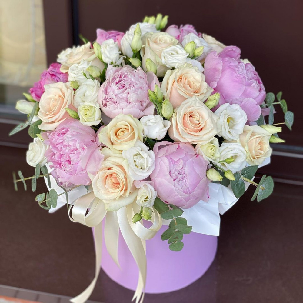 Букет цветов «Коробка с пионами и розами» - фото 3