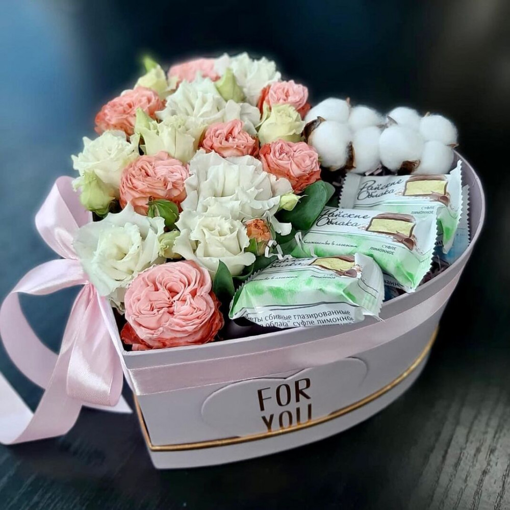 Букет цветов «Коробка сердце с конфетами»