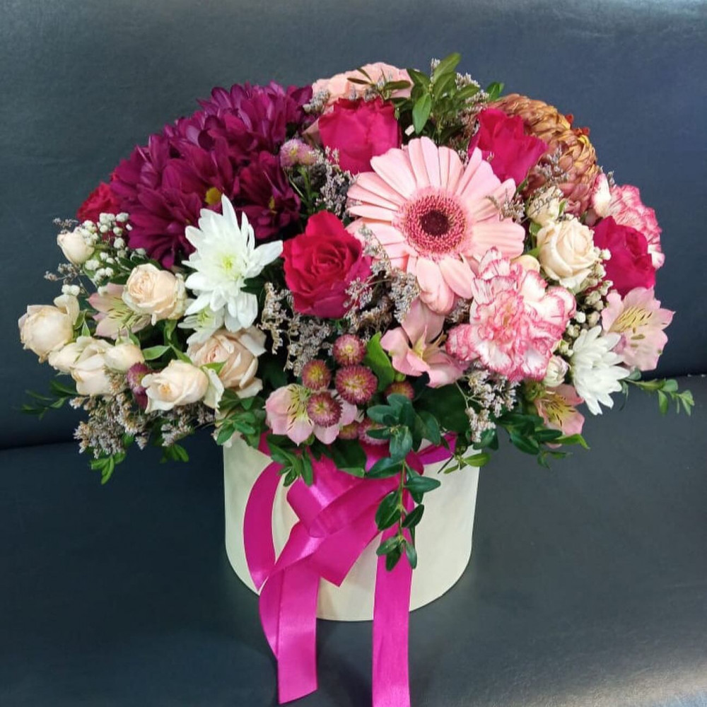 Букет цветов «Герберы и хризантемы в коробке»