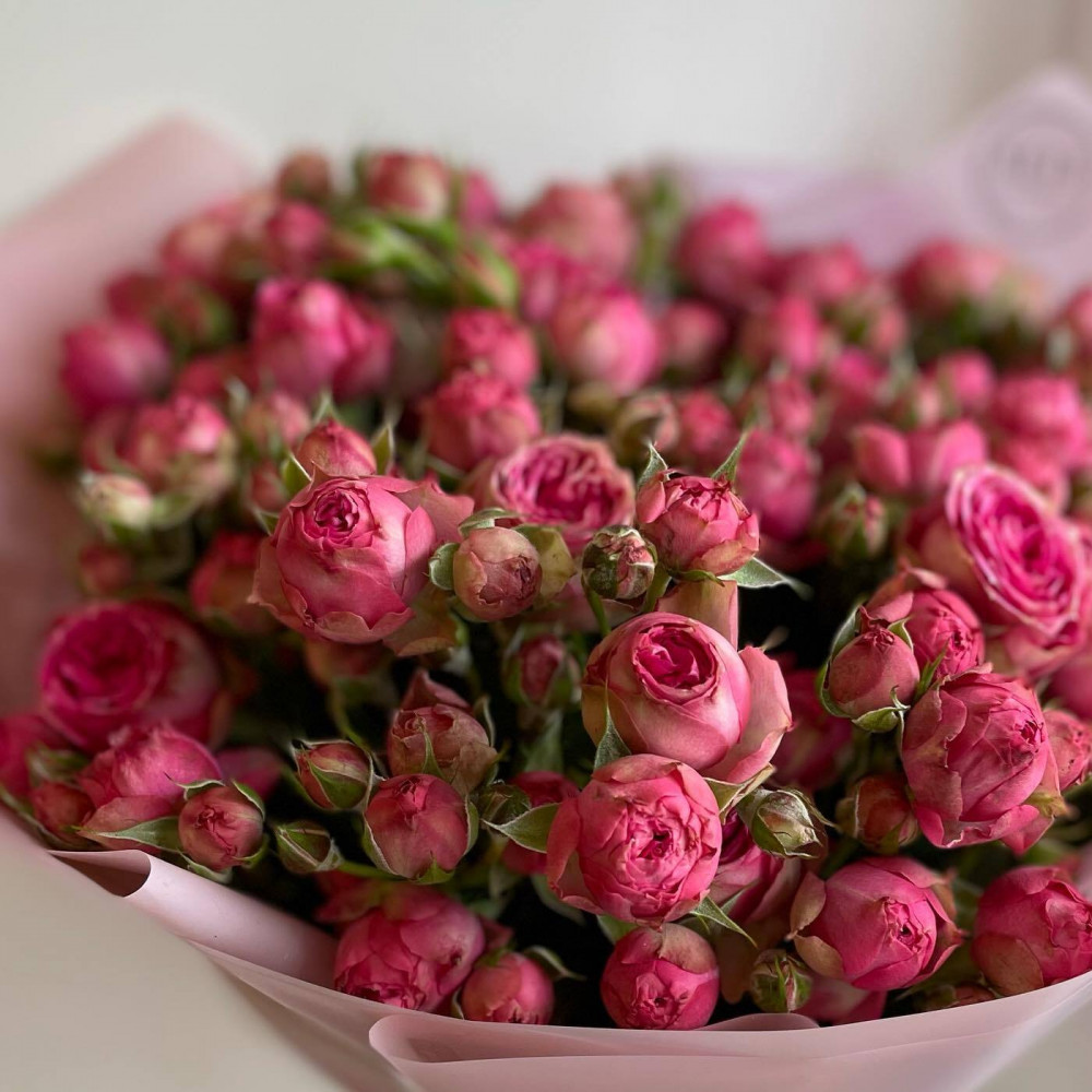 Букет цветов «Монобукет из розовой кустовой розы» - фото 3