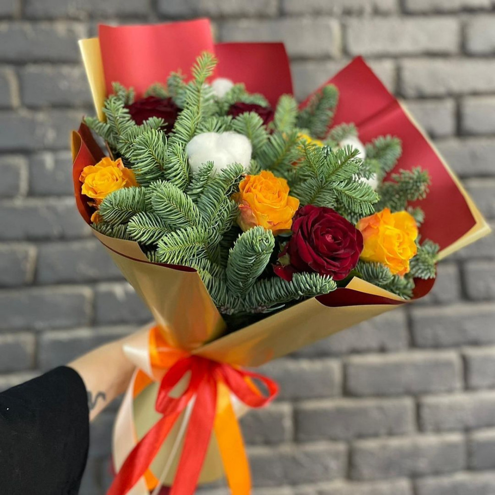 Букет цветов «Новогодний букет с красными розами»