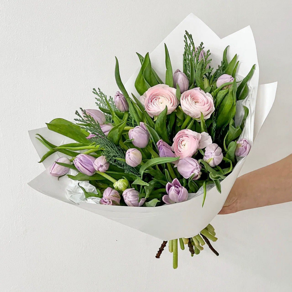 Букет цветов «Букет из розовых ранункулюсов с тюльпанами»