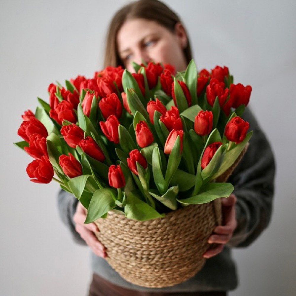 Букет цветов «Красные тюльпаны в корзине» - фото 2