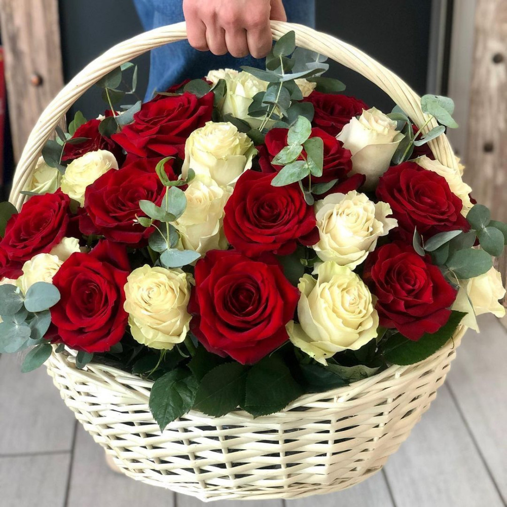 Букет цветов «Красные и белые розы в корзине» - фото 2