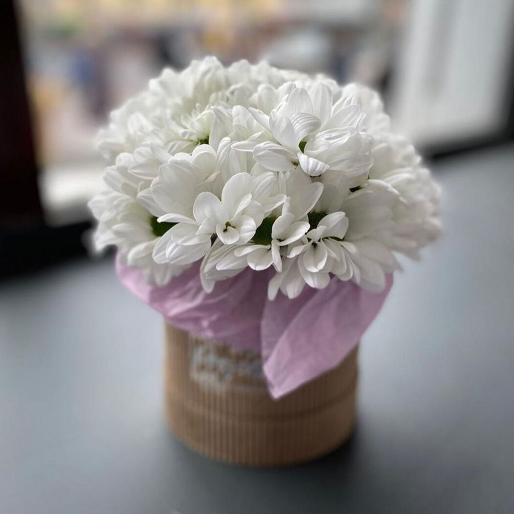 Букет цветов «Белые хризантемы в шляпной коробке»