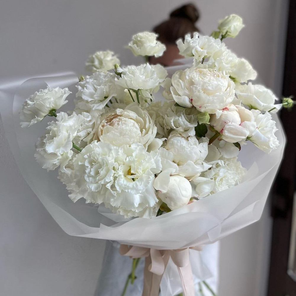Букет цветов «Букет из белых пионов и эустомы»