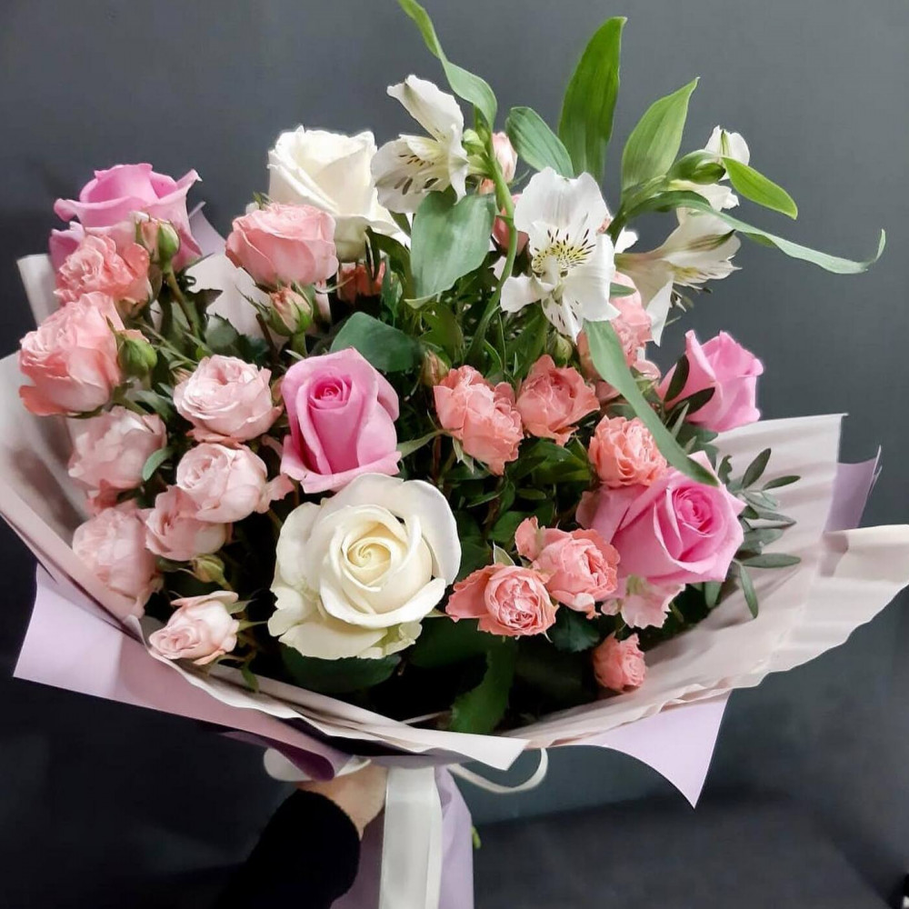 Букет цветов «Белые розы и альстромерии»