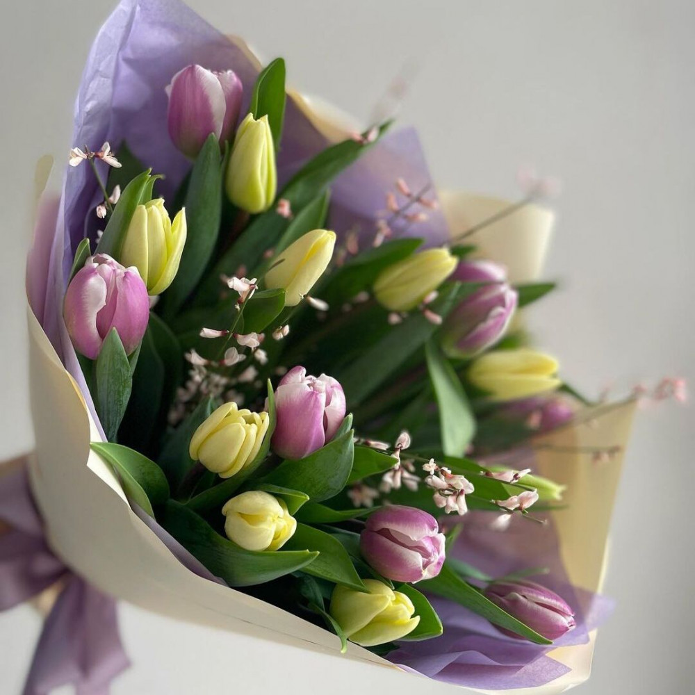 Букет цветов «Желтые и фиолетовые тюльпаны»