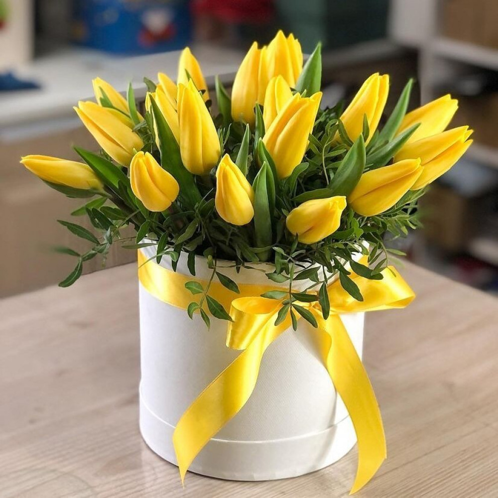Букет цветов «Желтые тюльпаны в шляпной коробке»